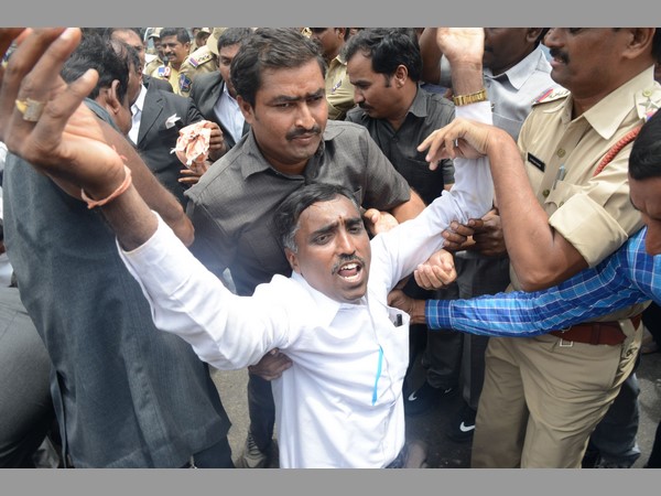 హైటెన్షన్ వాతావరణంలో 'ఛలో హైకోర్టు'.. ఆందోళన సక్సెస్ (పిక్చర్స్)
