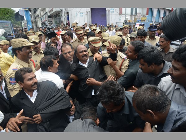 హైటెన్షన్ వాతావరణంలో 'ఛలో హైకోర్టు'.. ఆందోళన సక్సెస్ (పిక్చర్స్)
