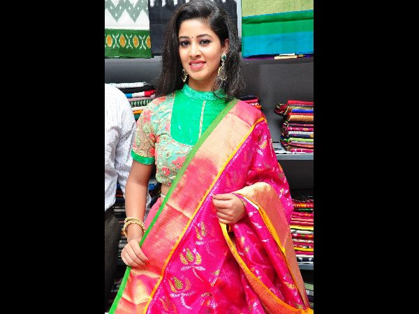 నటి పావని ఫోజులు