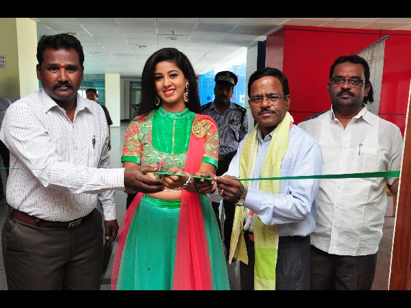 నటి పావని ఫోజులు