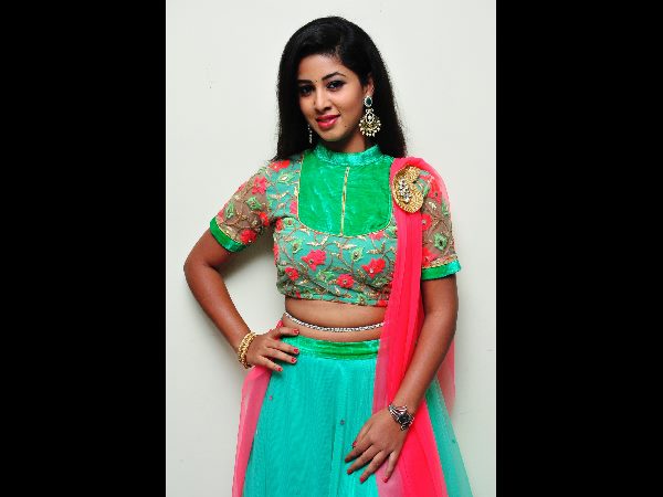 నటి పావని ఫోజులు