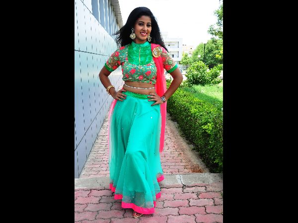 నటి పావని ఫోజులు