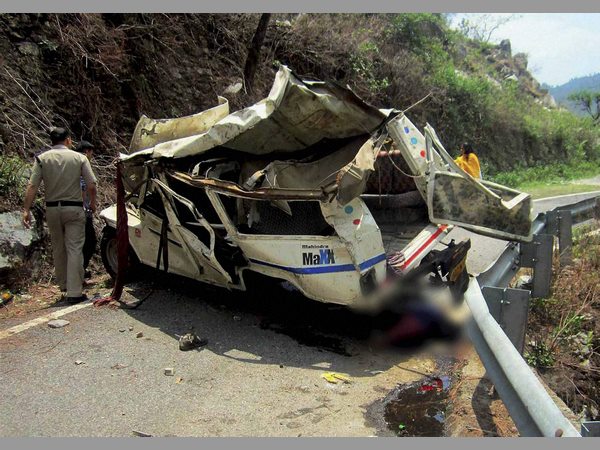 లోయలో పడిన బస్సు