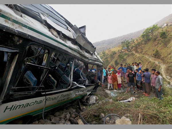 లోయలో పడిన బస్సు