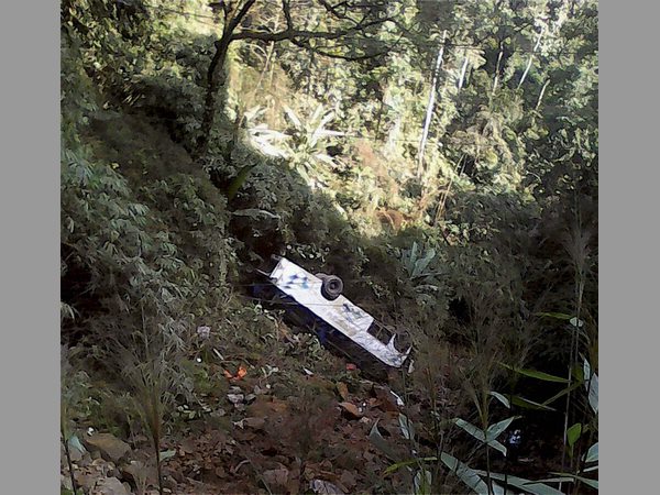 లోయలో పడిన బస్సు