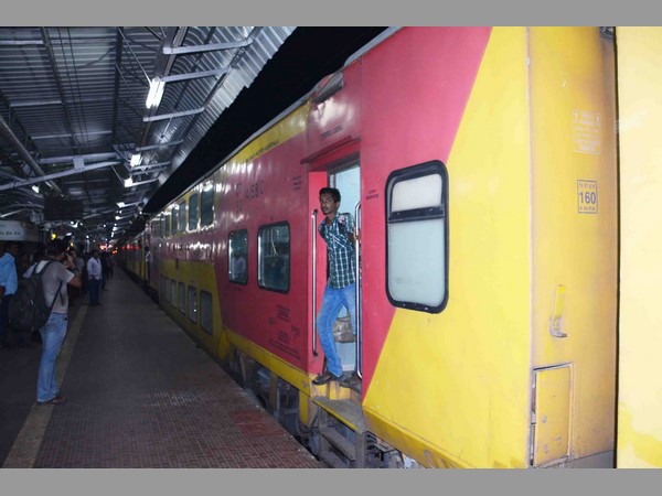 డబుల్ డెక్కర్ రైలు