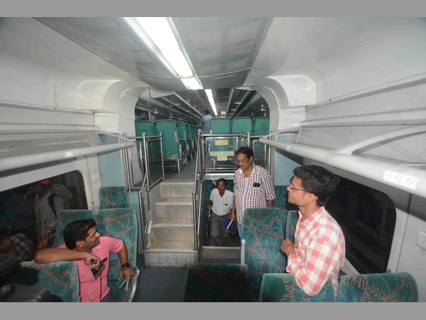 డబుల్ డెక్కర్ రైలు