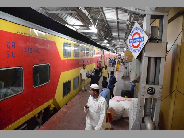 డబుల్ డెక్కర్ రైలు