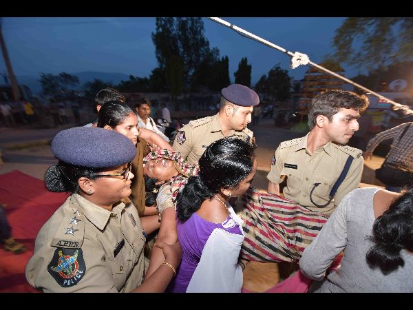 సొమ్మసిల్లిపడిపోయిన శశికుమార్ తల్లి