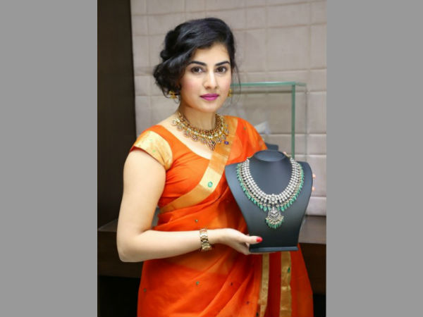 నటి అర్చన సందడి