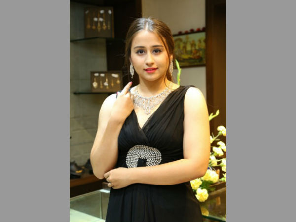 నటి అర్చన సందడి