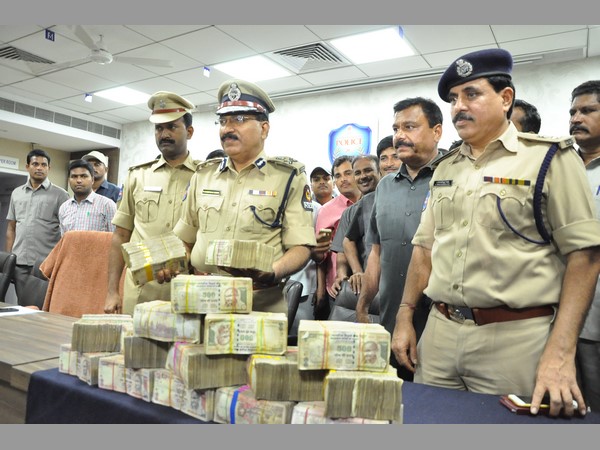 మీడియా ముందుకు దొంగబాబా: రూ. 1.30 కోట్లను శివ ఎలా కొట్టేశాడంటే