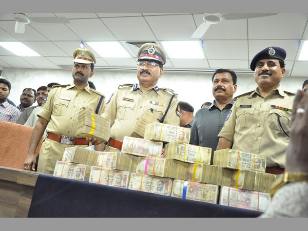 మీడియా ముందుకు దొంగబాబా: రూ. 1.30 కోట్లను శివ ఎలా కొట్టేశాడంటే