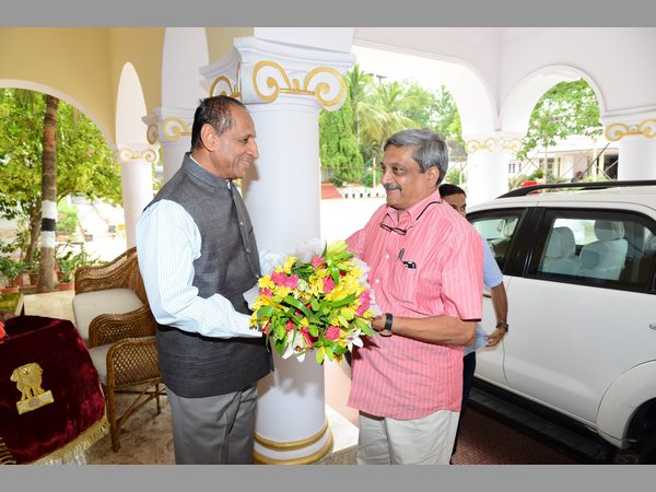 పారికర్‌కు గవర్నర్‌ విందు: పాల్గొన్న మంత్రి కేటీఆర్‌