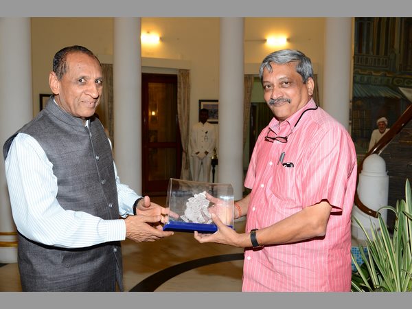 పారికర్‌కు గవర్నర్‌ విందు: పాల్గొన్న మంత్రి కేటీఆర్‌