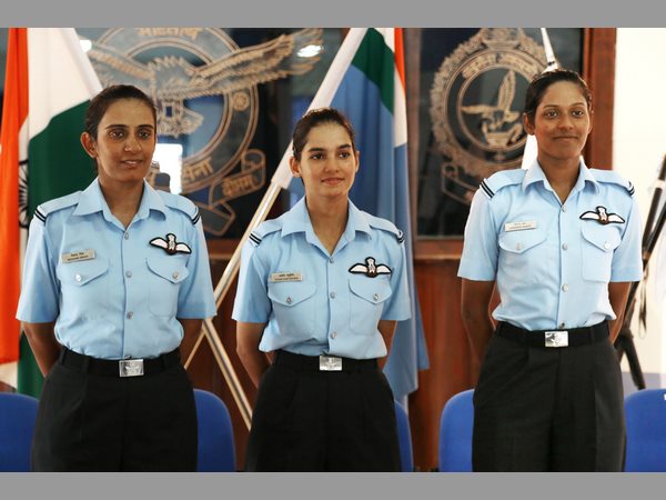 తొలిసారి మహిళా పైలట్లు