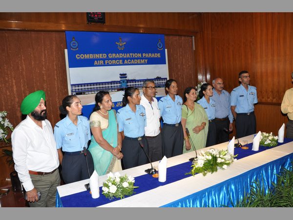 తొలిసారి మహిళా ఫైటర్లు