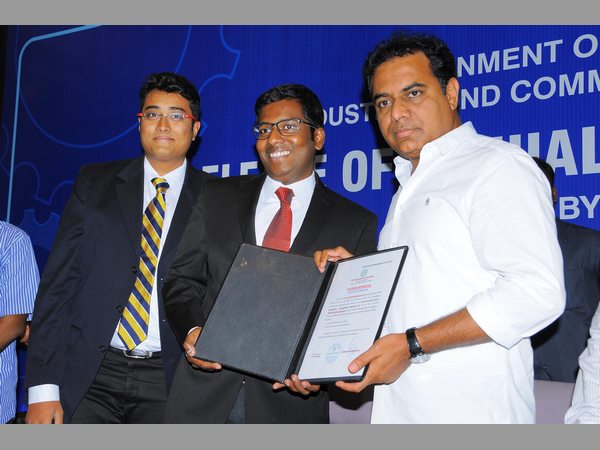 నివేదిక విడుదల చేస్తున్న కెటిఆర్