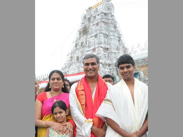 ఫ్యామిలీతో హరీశ్ రావు