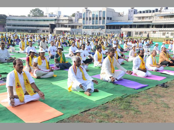 ఎల్పీ స్టేడియంలో యోగా డే