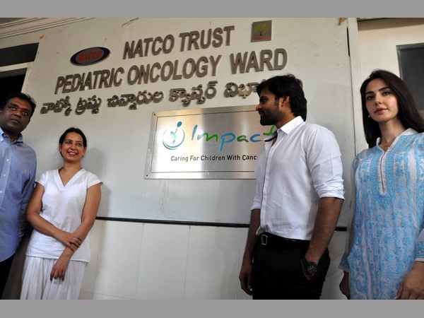 క్యాన్సర్ బాధిత చిన్నారులతో హీరో సాయి‌ధరమ్ తేజ్ సెల్ఫీలు 