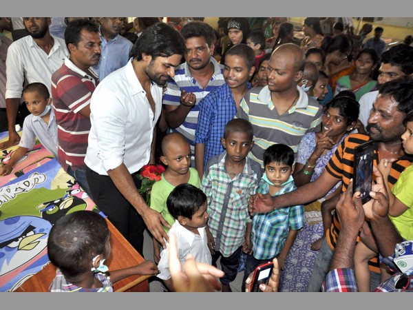 క్యాన్సర్ బాధిత చిన్నారులతో హీరో సాయి‌ధరమ్ తేజ్ సెల్ఫీలు 