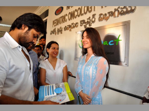 క్యాన్సర్ బాధిత చిన్నారులతో హీరో సాయి‌ధరమ్ తేజ్ సెల్ఫీలు 