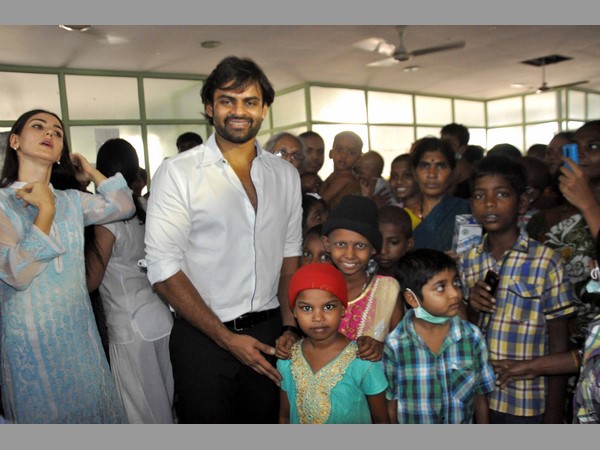 క్యాన్సర్ బాధిత చిన్నారులతో హీరో సాయి‌ధరమ్ తేజ్ సెల్ఫీలు 