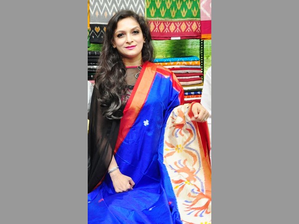 చేనేత చీరలో సందడి చేసిన సినీ నటి కారున్య చేనేత చీరలో సందడి చేసిన సినీ నటి కారున్య