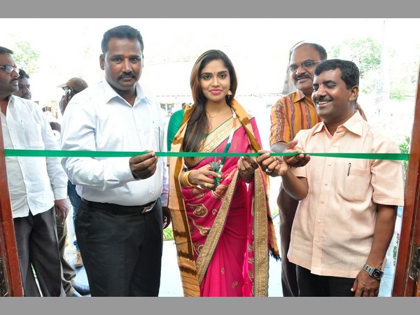 చేనేత చీరలో సందడి చేసిన సినీ నటి కారున్య చేనేత చీరలో సందడి చేసిన సినీ నటి కారున్య