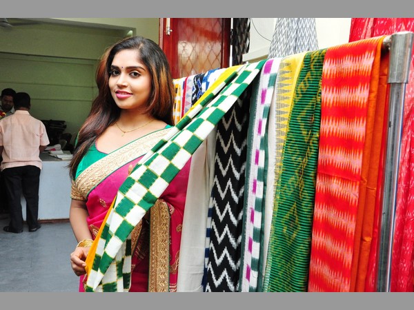 చేనేత చీరలో సందడి చేసిన సినీ నటి కారున్య చేనేత చీరలో సందడి చేసిన సినీ నటి కారున్య