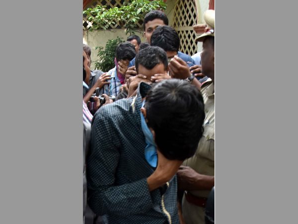 మరో ఇద్దరు పరారీలో...