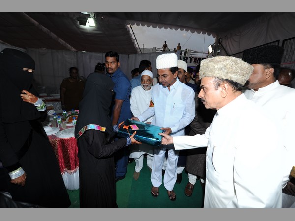 ఇఫ్తార్ విందులో కేసీఆర్ ఇఫ్తార్ విందులో కేసీఆర్