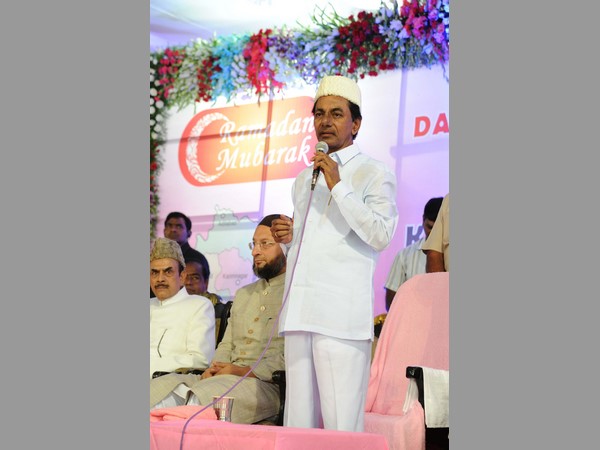 ఇఫ్తార్ విందులో కేసీఆర్ ఇఫ్తార్ విందులో కేసీఆర్