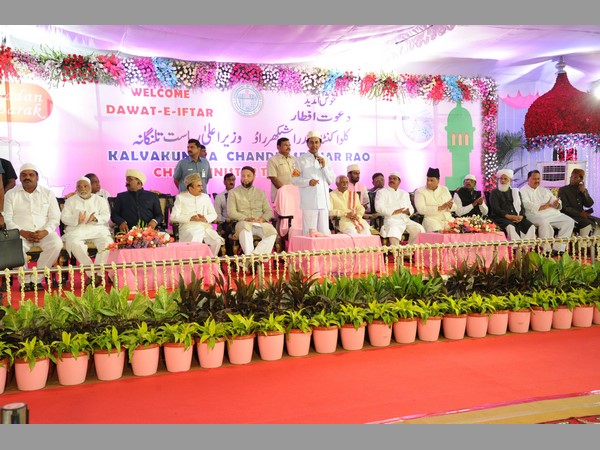 ఇఫ్తార్ విందులో కేసీఆర్ ఇఫ్తార్ విందులో కేసీఆర్