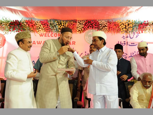 ఇఫ్తార్ విందులో కేసీఆర్ ఇఫ్తార్ విందులో కేసీఆర్