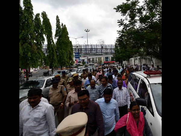 రోడ్డెక్కిన జడ్జిలు