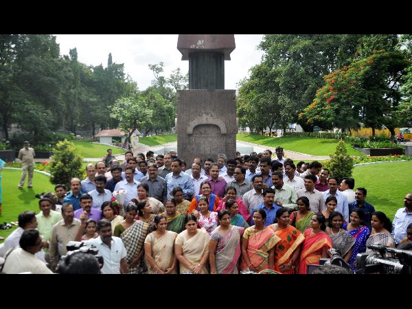  రోడ్డెక్కిన జడ్జిలు