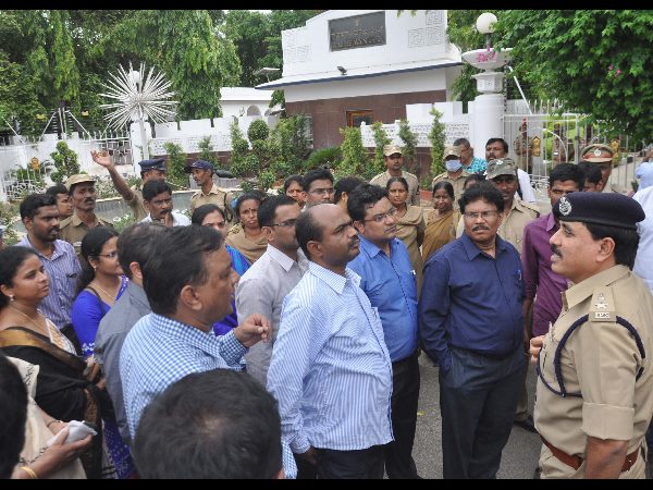 రోడ్డెక్కిన జడ్జిలు