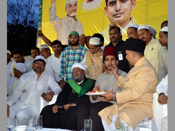 ఇఫ్తార్ విందులో నారా లోకేశ్: చికెన్ తిన్నారు 