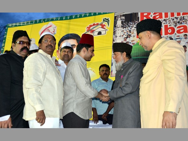 ఇఫ్తార్ విందులో నారా లోకేశ్: చికెన్ తిన్నారు 