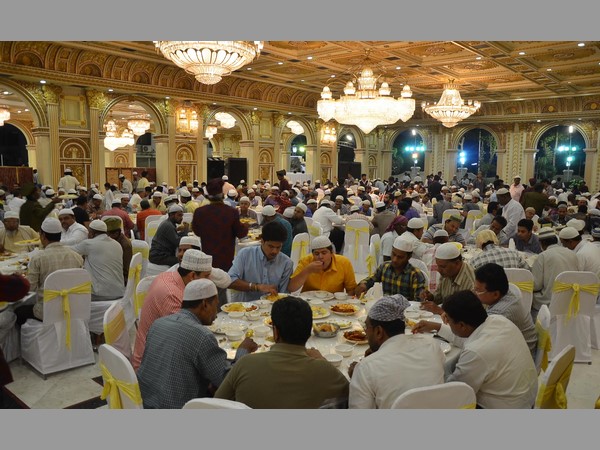 ఇఫ్తార్ విందులో నారా లోకేశ్: చికెన్ తిన్నారు 