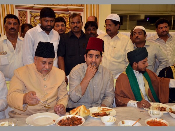 ఇఫ్తార్ విందులో నారా లోకేశ్: చికెన్ తిన్నారు 