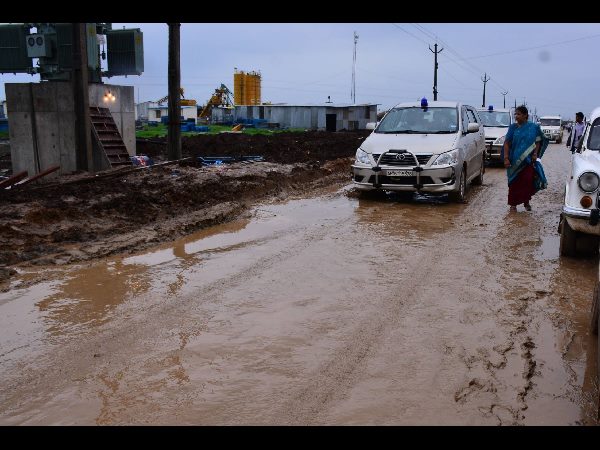 వర్షం నీళ్లు లోనికి వస్తన్నాయి..