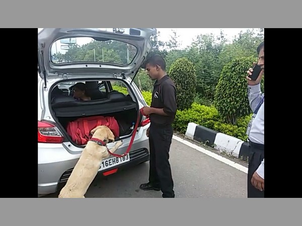 ఎయిర్‌పోర్ట్‌లో హై అలర్ట్: సందర్శకులకు నో ఎంట్రీ 