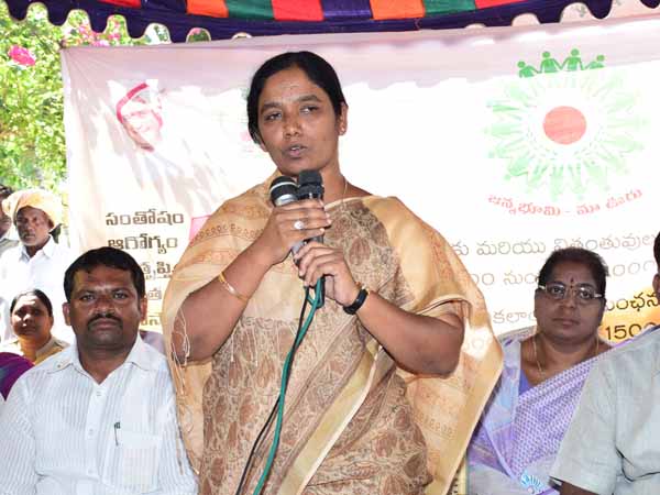 Minister Paritala Sunitha in Fields Minister Paritala Sunitha in Fields