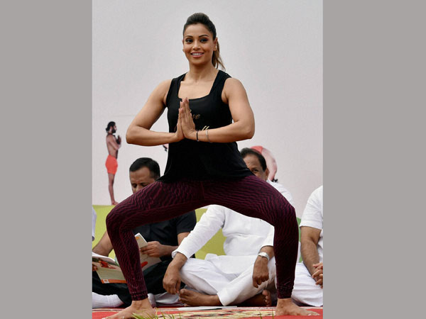  Karnataka CM Siddaramaiah gives 1.5 cr rupees to bipasha basu 