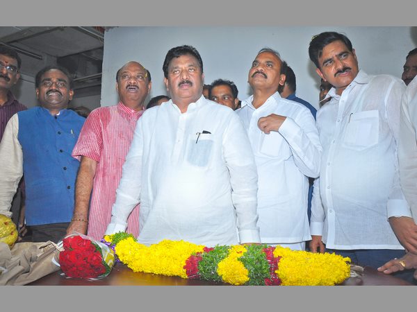  సచివాలయ ప్రారంభం: తగ్గిన విమర్శలు, చంద్రబాబు విజయం సాధించారా? 