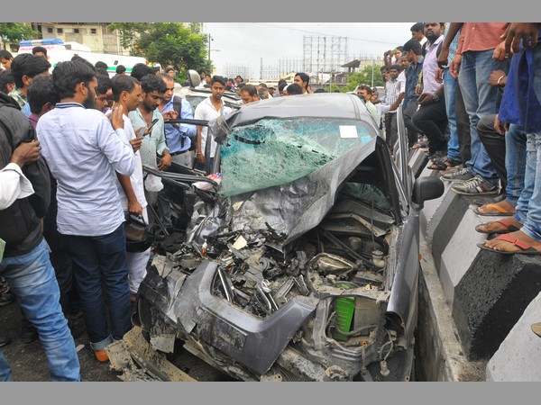 కారుపై పడిన మరో కారు, టెక్కీ మృతి