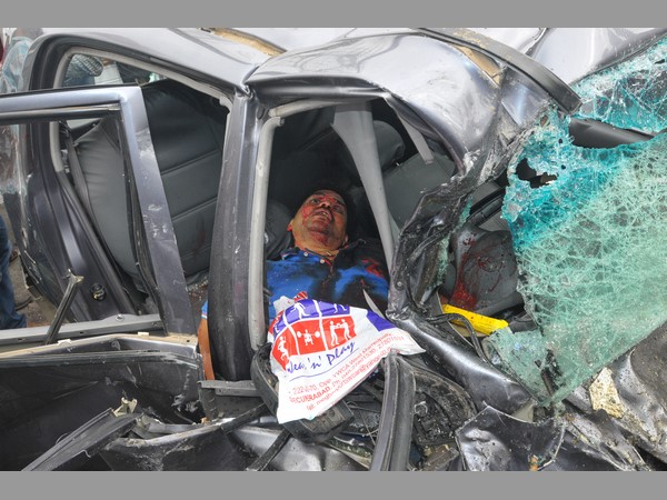 కారుపై పడిన మరో కారు, టెక్కీ మృతి